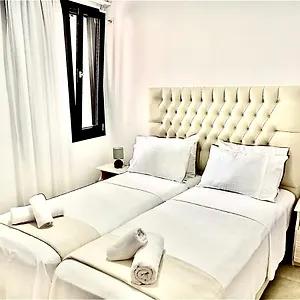 κάντε κράτηση εδώ